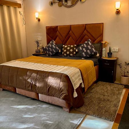 Atharva'S Homestay By Goaround Homes - Nehru Enclave Metro, South Delhi New Delhi Bagian luar foto