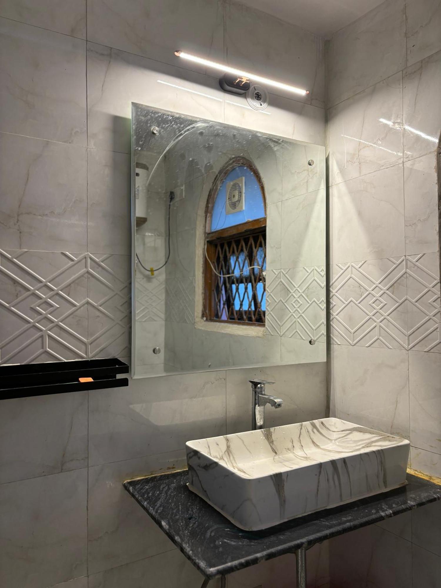 Atharva'S Homestay By Goaround Homes - Nehru Enclave Metro, South Delhi New Delhi Bagian luar foto