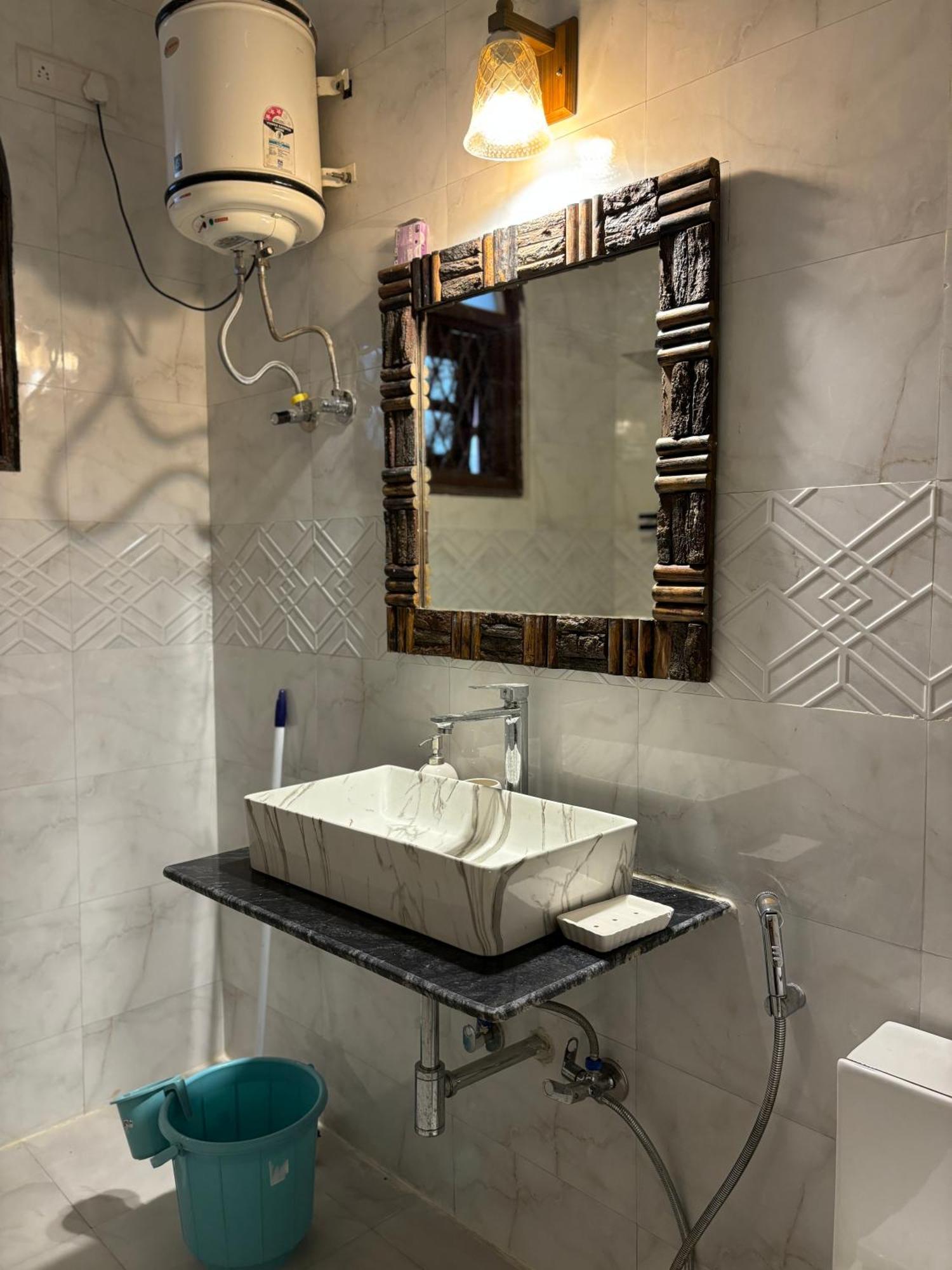 Atharva'S Homestay By Goaround Homes - Nehru Enclave Metro, South Delhi New Delhi Bagian luar foto