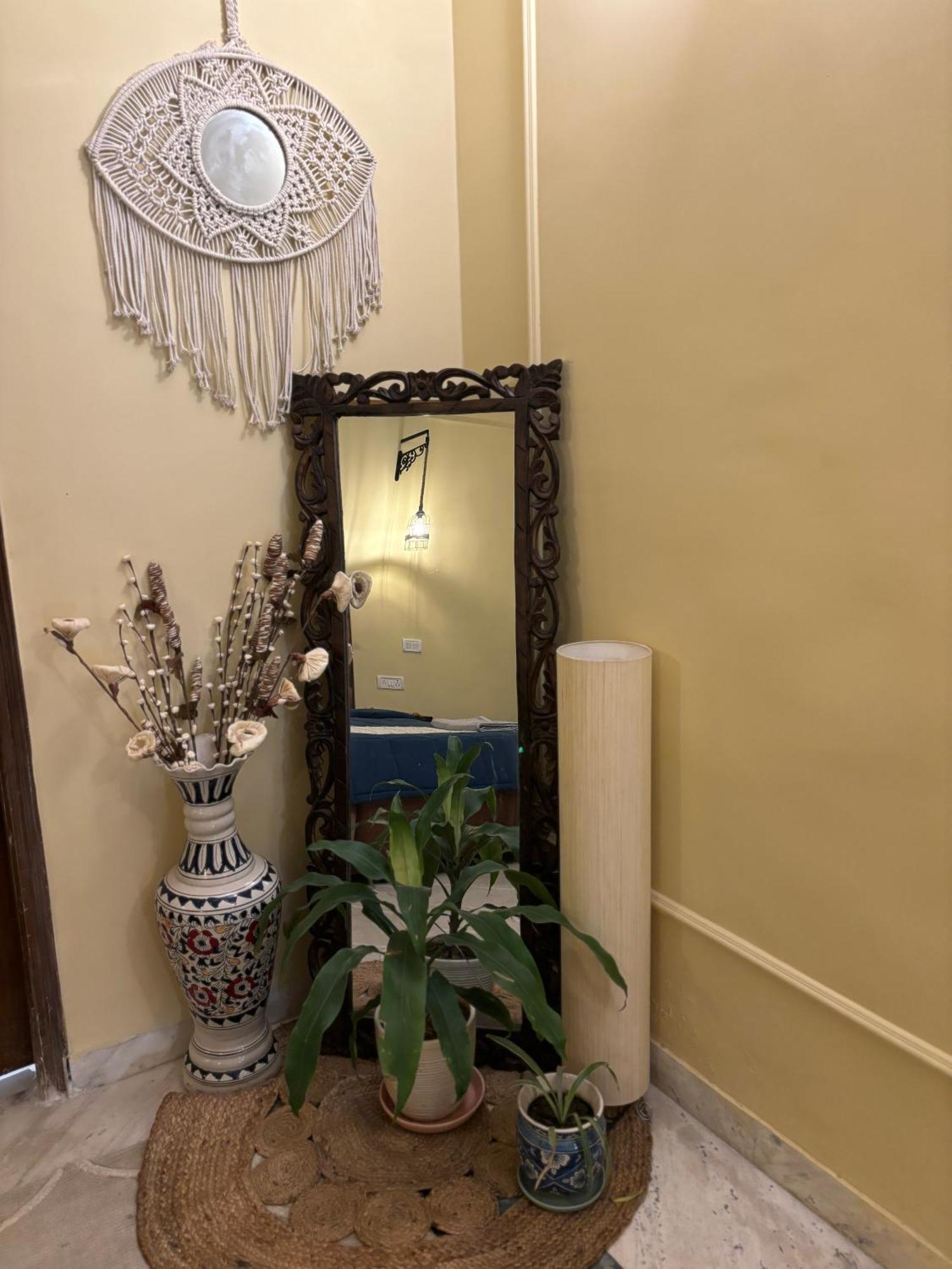 Atharva'S Homestay By Goaround Homes - Nehru Enclave Metro, South Delhi New Delhi Bagian luar foto