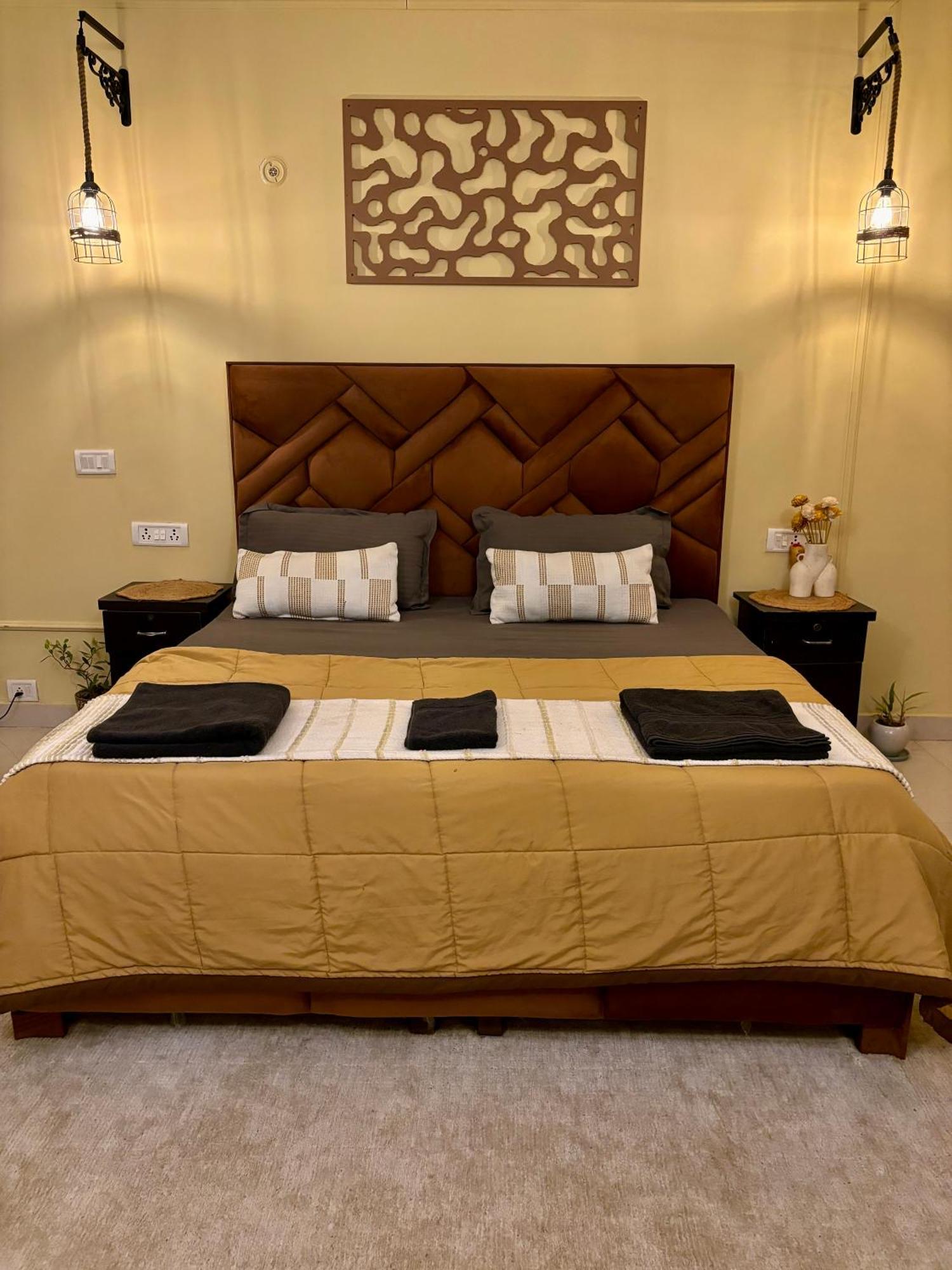 Atharva'S Homestay By Goaround Homes - Nehru Enclave Metro, South Delhi New Delhi Bagian luar foto