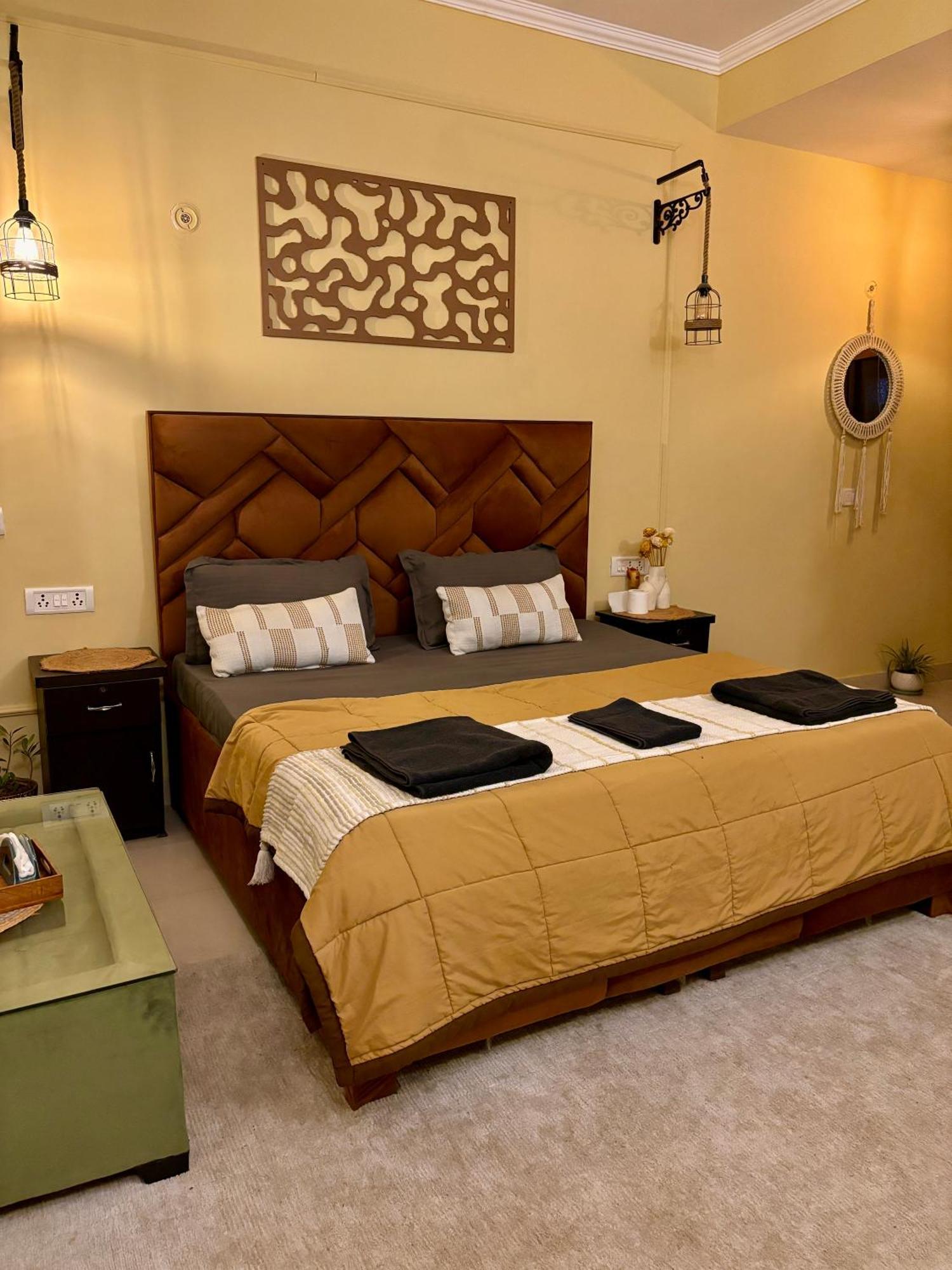 Atharva'S Homestay By Goaround Homes - Nehru Enclave Metro, South Delhi New Delhi Bagian luar foto