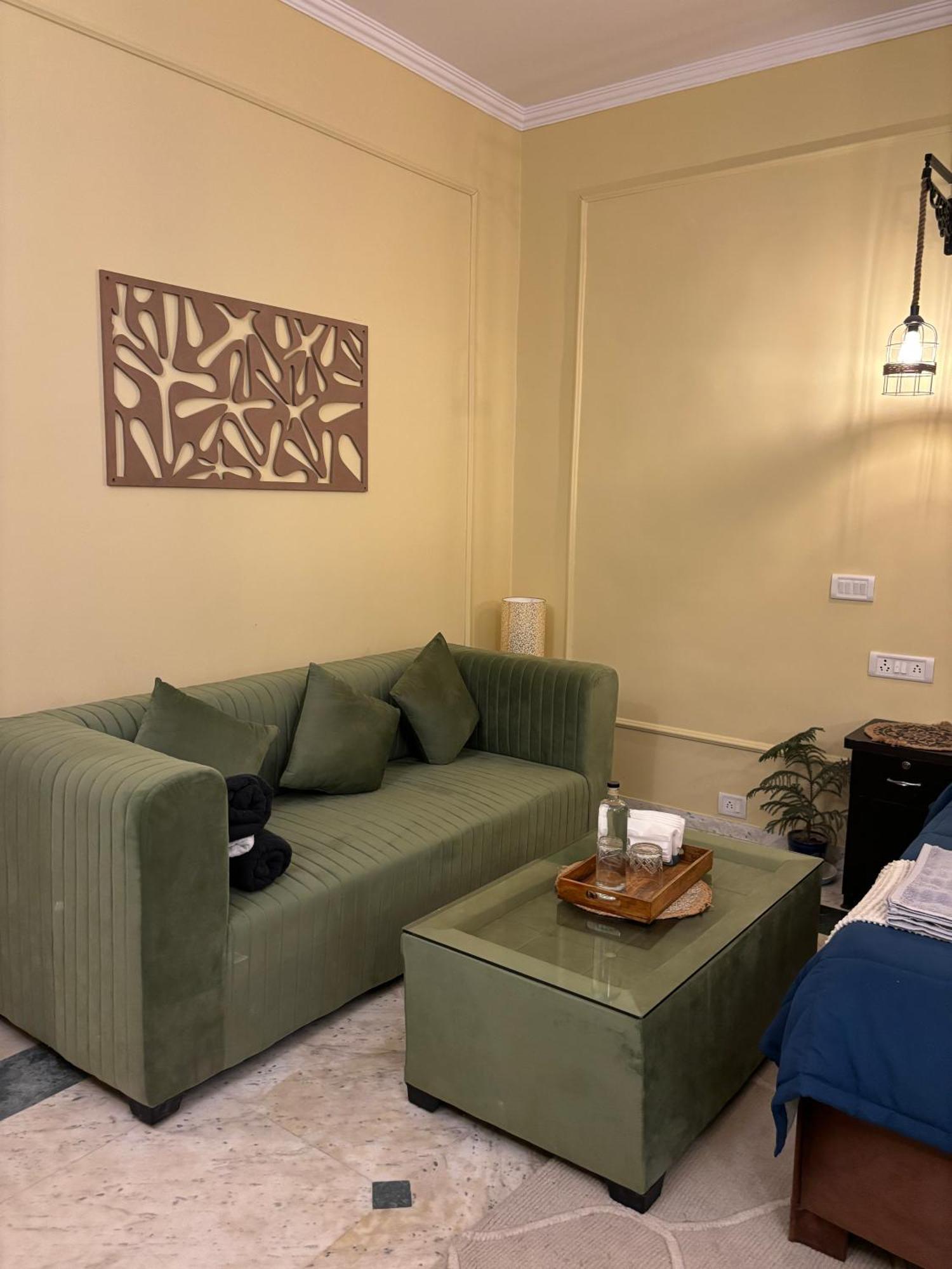 Atharva'S Homestay By Goaround Homes - Nehru Enclave Metro, South Delhi New Delhi Bagian luar foto