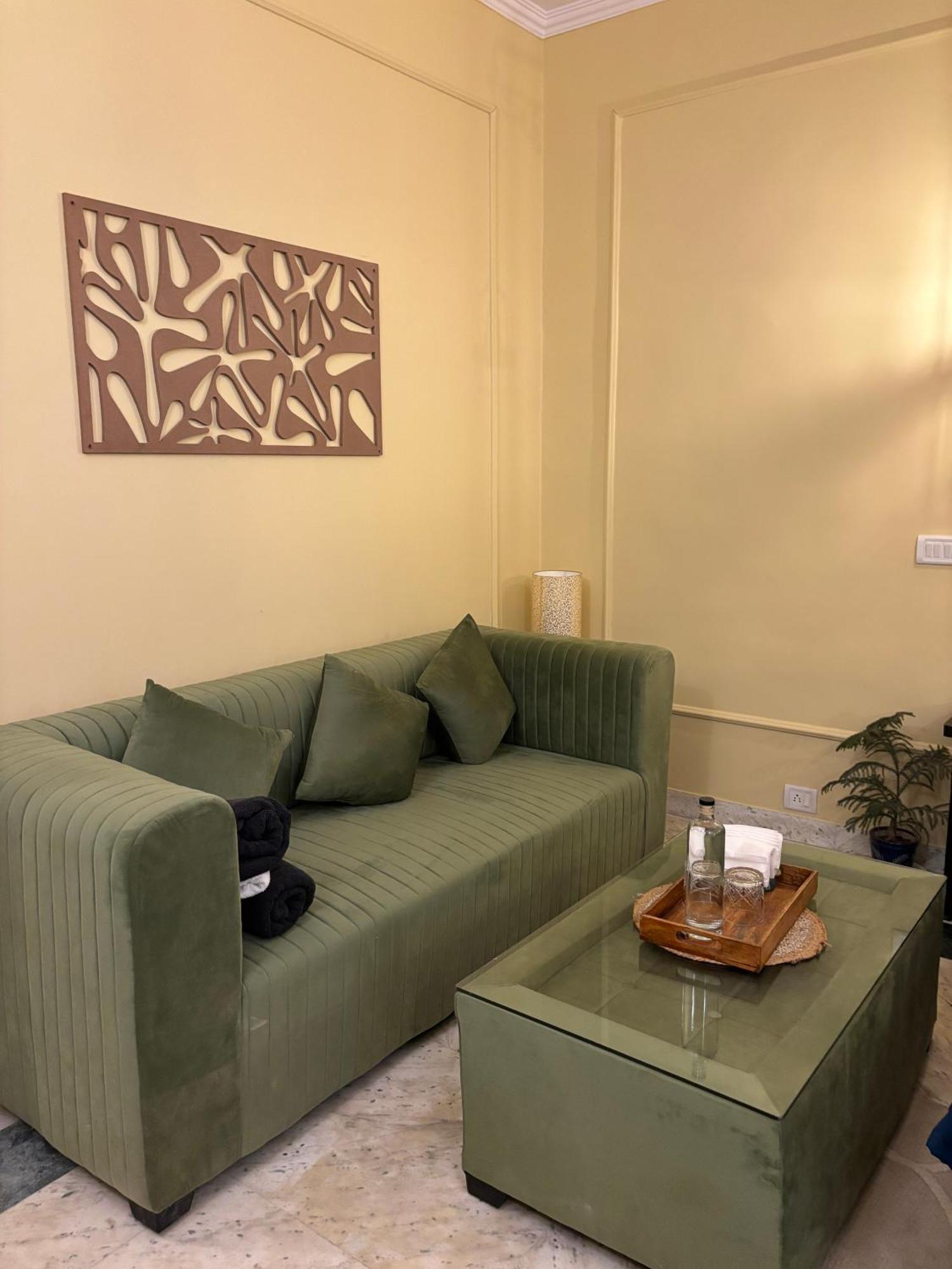 Atharva'S Homestay By Goaround Homes - Nehru Enclave Metro, South Delhi New Delhi Bagian luar foto
