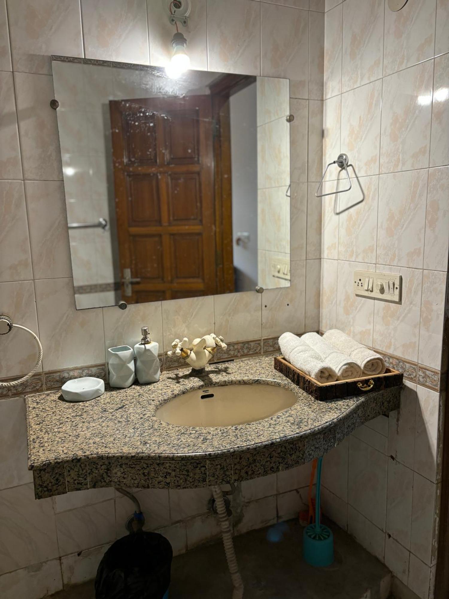 Atharva'S Homestay By Goaround Homes - Nehru Enclave Metro, South Delhi New Delhi Bagian luar foto