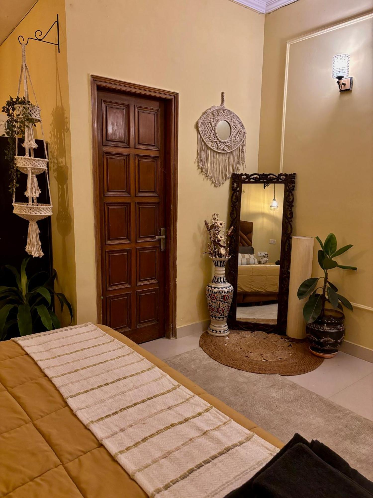 Atharva'S Homestay By Goaround Homes - Nehru Enclave Metro, South Delhi New Delhi Bagian luar foto