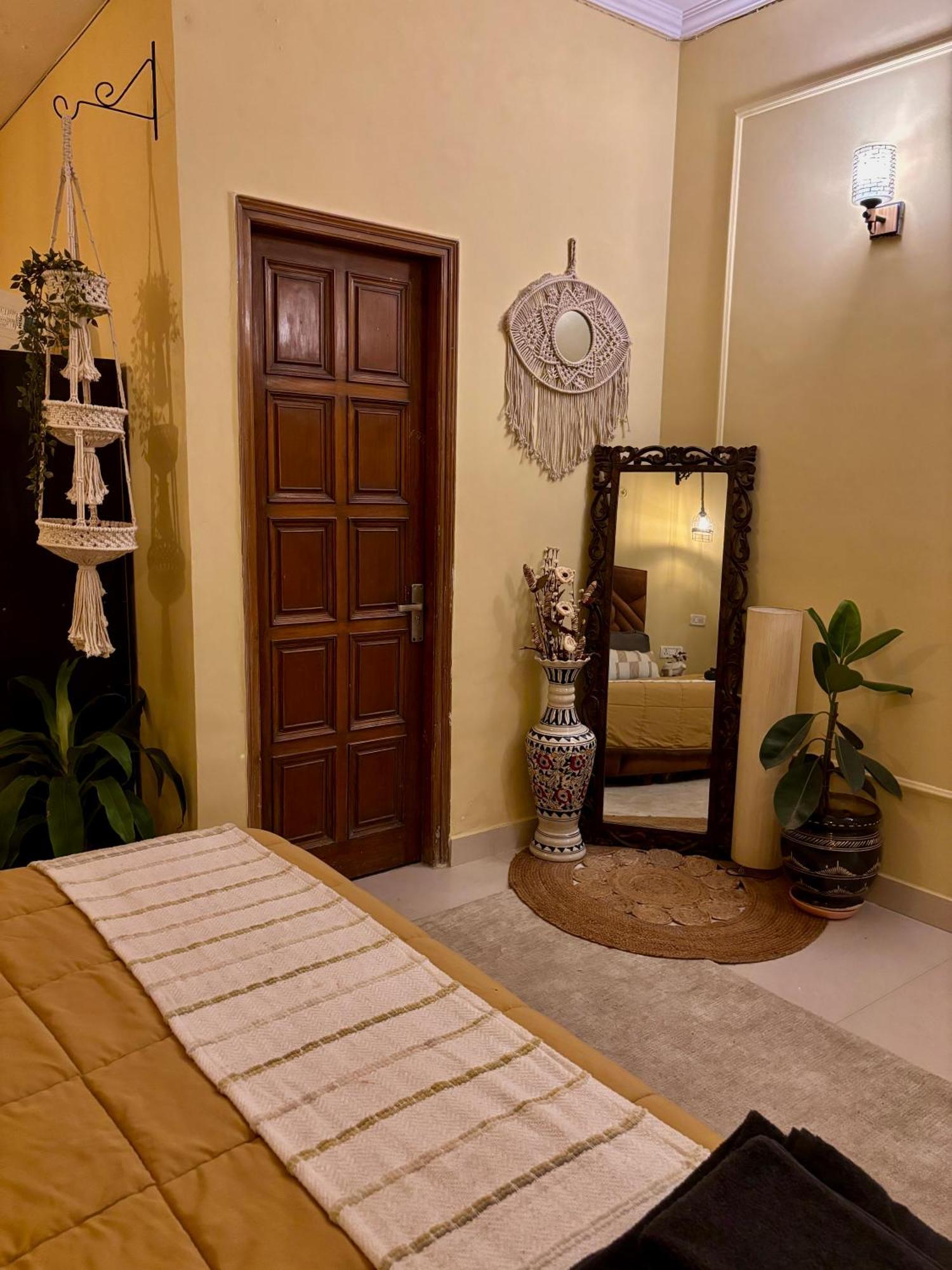 Atharva'S Homestay By Goaround Homes - Nehru Enclave Metro, South Delhi New Delhi Bagian luar foto