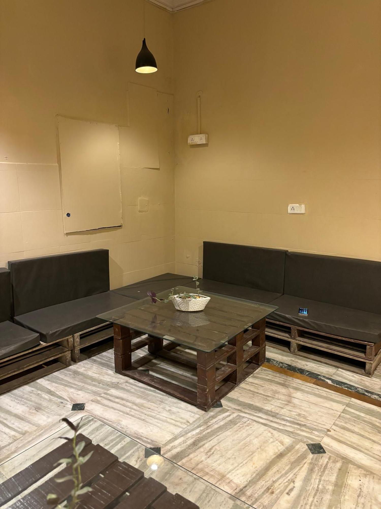 Atharva'S Homestay By Goaround Homes - Nehru Enclave Metro, South Delhi New Delhi Bagian luar foto