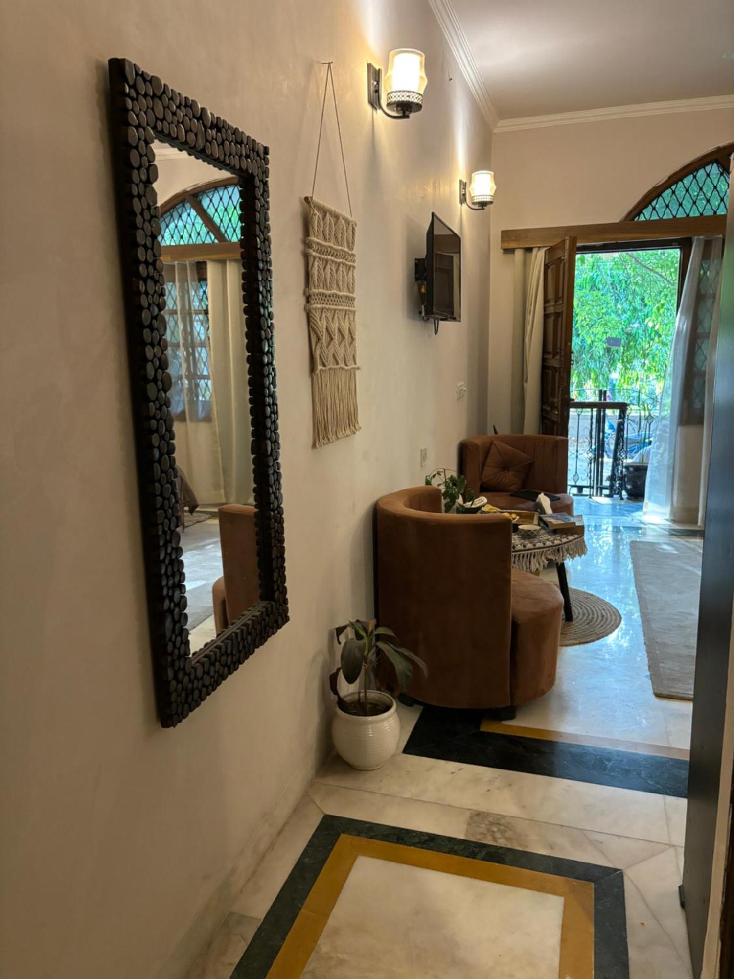 Atharva'S Homestay By Goaround Homes - Nehru Enclave Metro, South Delhi New Delhi Bagian luar foto
