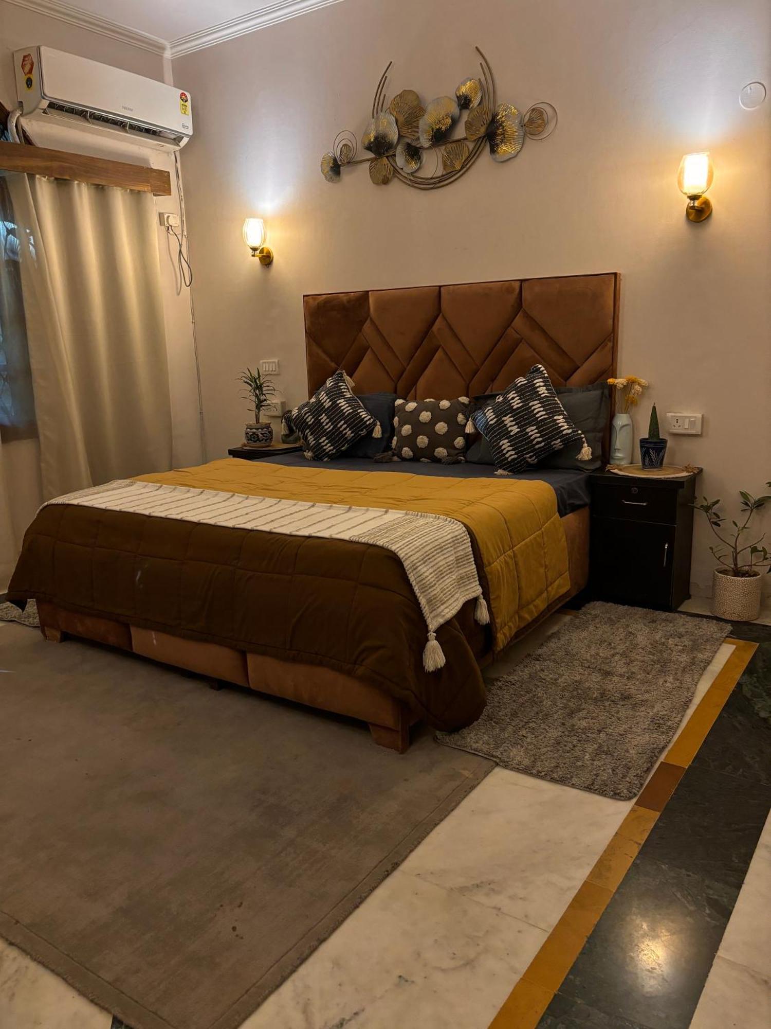 Atharva'S Homestay By Goaround Homes - Nehru Enclave Metro, South Delhi New Delhi Bagian luar foto