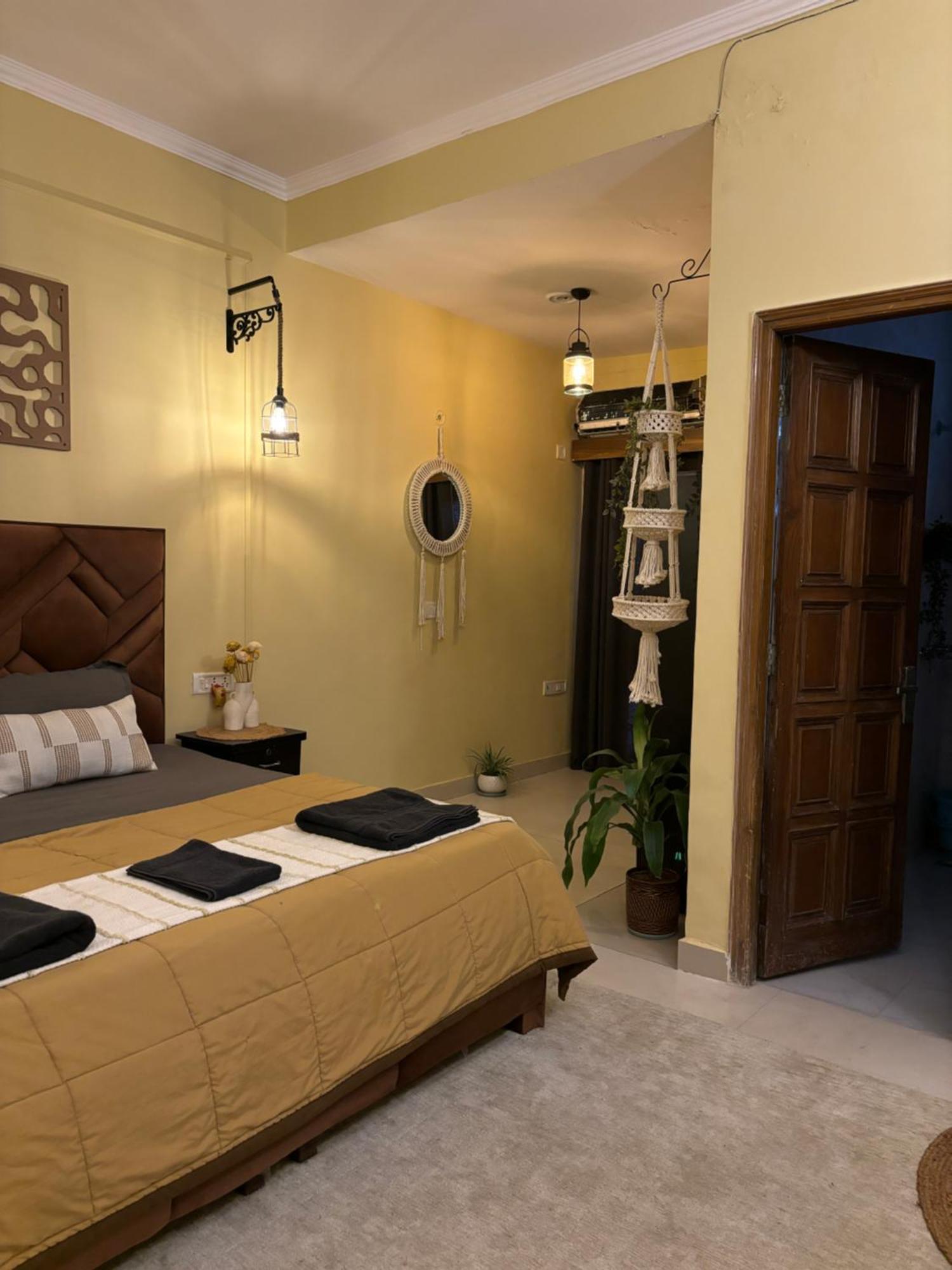 Atharva'S Homestay By Goaround Homes - Nehru Enclave Metro, South Delhi New Delhi Bagian luar foto