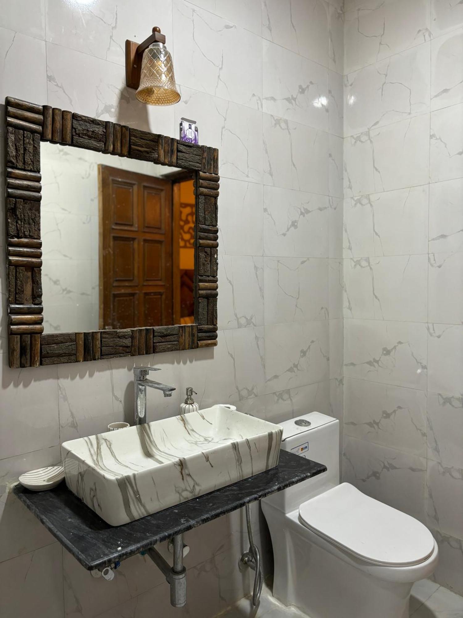 Atharva'S Homestay By Goaround Homes - Nehru Enclave Metro, South Delhi New Delhi Bagian luar foto