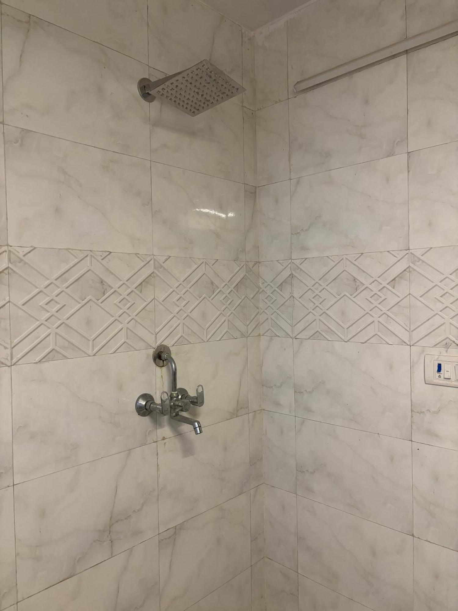 Atharva'S Homestay By Goaround Homes - Nehru Enclave Metro, South Delhi New Delhi Bagian luar foto