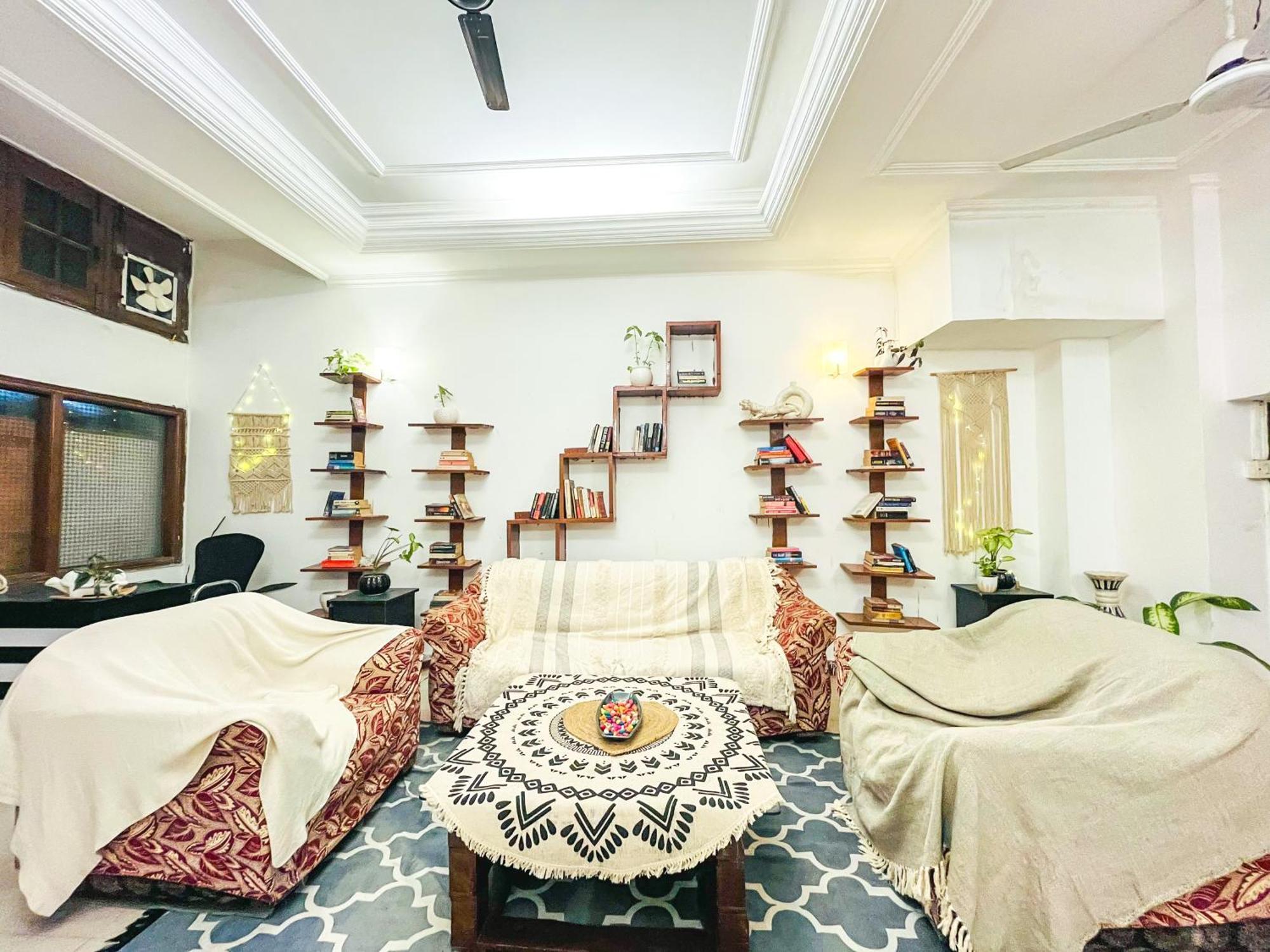 Atharva'S Homestay By Goaround Homes - Nehru Enclave Metro, South Delhi New Delhi Bagian luar foto