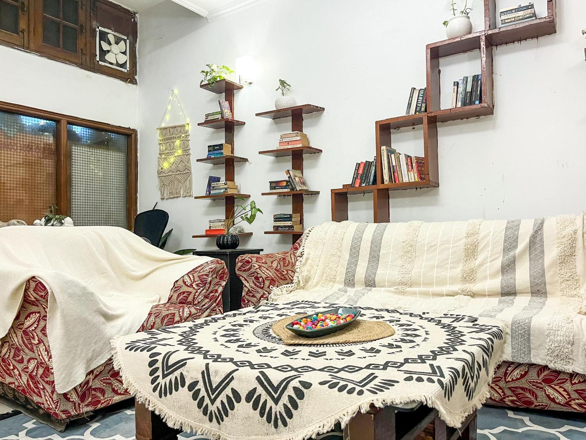 Atharva'S Homestay By Goaround Homes - Nehru Enclave Metro, South Delhi New Delhi Bagian luar foto