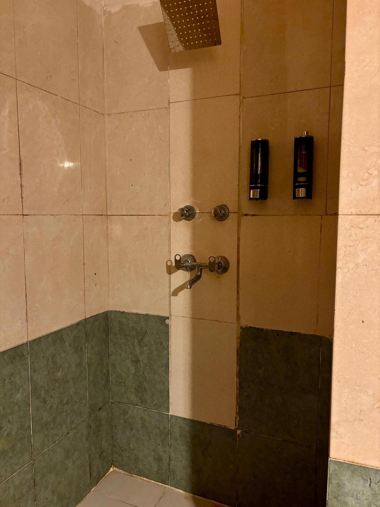 Atharva'S Homestay By Goaround Homes - Nehru Enclave Metro, South Delhi New Delhi Bagian luar foto