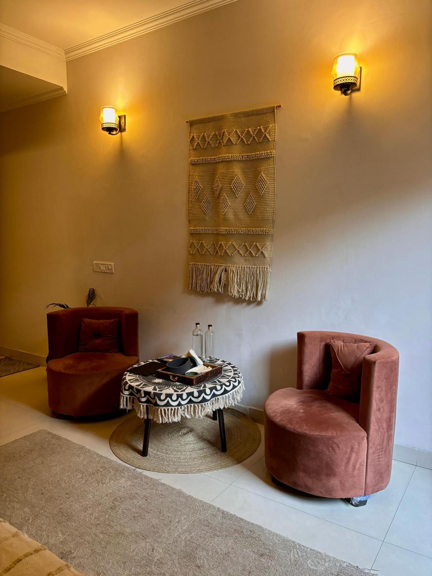 Atharva'S Homestay By Goaround Homes - Nehru Enclave Metro, South Delhi New Delhi Bagian luar foto
